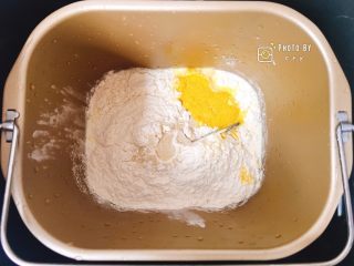 3、软软软软软的南瓜小餐包（淡奶油版）,依次将纯净水、蛋液、盐、糖、面包粉、南瓜粉、干酵母倒入面包机桶内，和面30分钟。