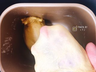 4、软软软软软的南瓜小餐包（淡奶油版）,扯一小块面团，可以拉出薄膜即可。