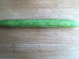 2、凉拌青瓜,跑去皮，洗净