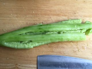 3、凉拌青瓜,用刀拍碎