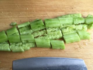4、凉拌青瓜,横切成3--4cm的小段