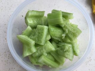 5、凉拌青瓜,放入保鲜盒