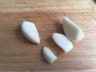 6、凉拌青瓜,蒜剥皮洗净