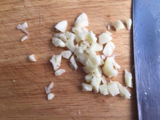 7、凉拌青瓜,拍碎再切成小丁