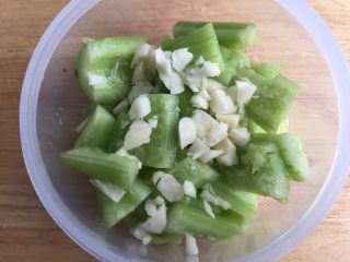 8、凉拌青瓜,放入青瓜段中