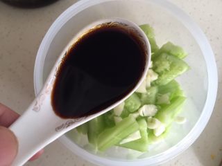 9、凉拌青瓜,一勺生抽酱油