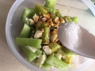10、凉拌青瓜,小半勺细砂糖