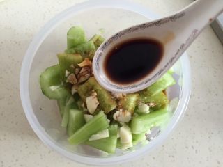 11、凉拌青瓜,半勺米醋