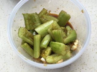 12、凉拌青瓜,盖上保鲜盒盖子，上下左右摇一摇。OK