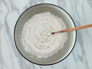 2、猫耳朵,低筋面粉130克，泡打粉2克，加入白糖水，用筷子搅拌成絮状