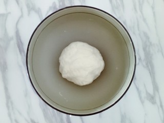 3、猫耳朵,用手揉成面团，静置15分钟