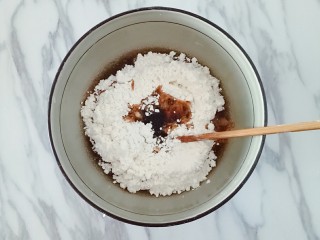 4、猫耳朵,低筋面粉130克，泡打粉2克，加入红糖水，用筷子搅拌成絮状