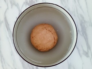 5、猫耳朵,用手揉成面团，静置15分钟