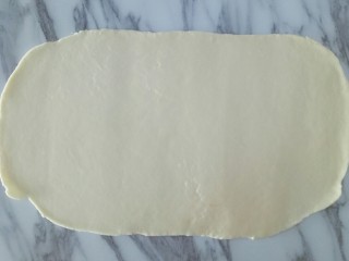 6、猫耳朵,静置好的白糖水面团，用擀面杖擀成面皮