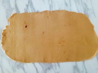 7、猫耳朵,静置好的红糖水面团，用擀面杖擀成面皮