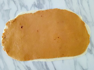 8、猫耳朵,将红糖水面片上刷一层水，盖在白糖水面片上重叠起来，