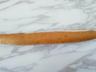 9、猫耳朵,面饼从上到下卷起，多滚几下，卷的更紧些，放在冰箱冷冻至硬，最少1小时（冻得硬容易切薄片）