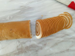 10、猫耳朵,冷冻好的面团取出切片