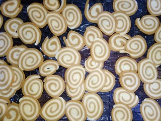 12、猫耳朵,将猫耳朵一片一片分开（切完薄片容易黏在一起，切好尽快将他们分开）