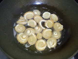 15、猫耳朵,等它们浮起，颜色微黄捞出