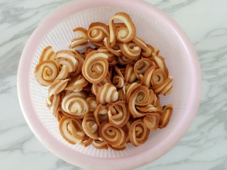 16、猫耳朵,全部炸好的猫耳朵