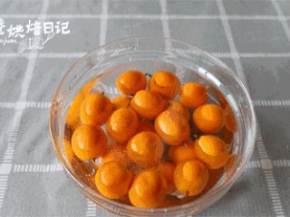 1、养颜与止咳必备的小妙招，酸甜金桔酱走起！,1.金桔去蒂，用盐和温水洗干净，浸泡半小时。