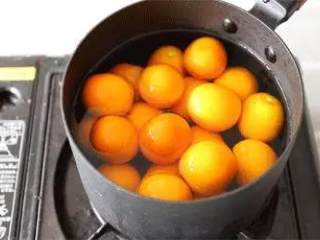 2、养颜与止咳必备的小妙招，酸甜金桔酱走起！,2.中小火熬煮至金桔微软。