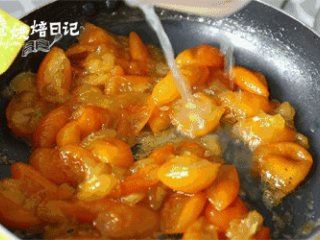 5、养颜与止咳必备的小妙招，酸甜金桔酱走起！,5.柠檬取汁，倒入锅中继续熬煮。