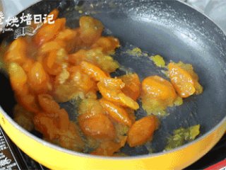 6、养颜与止咳必备的小妙招，酸甜金桔酱走起！,6.颜色变成橙黄色、汤粘稠了，就煮好了。晾到四十度左右加入一些蜂蜜拌匀即可。装瓶放冰箱冷藏，随吃随取。