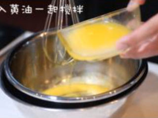 2、低温三文鱼,将蛋黄取出打液，倒入融化好的黄油一起搅拌