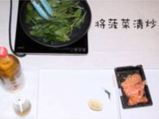 6、低温三文鱼,将菠菜用橄榄油清炒一下，加入黑胡椒和盐制作成辅菜