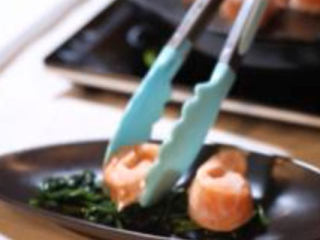 7、低温三文鱼,辅菜摆在盘底，放入烹调好的三文鱼摆盘