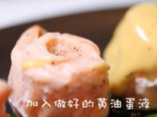 8、低温三文鱼,浇上调好的黄油蛋液酱汁（有条件的家庭用瓦斯枪加热上色，色泽会更加饱满）