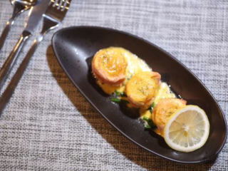 9、低温三文鱼,最后加入欧芹碎和柠檬装饰调整，完成