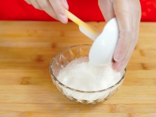 2、抹茶蛋黄酥&紫薯蛋黄酥,将白砂糖加入面粉中