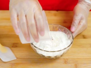 3、抹茶蛋黄酥&紫薯蛋黄酥,倒入水