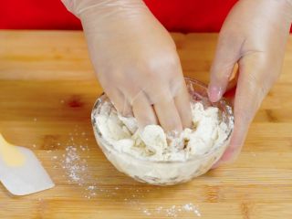 5、抹茶蛋黄酥&紫薯蛋黄酥,将所有材料混合