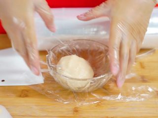 6、抹茶蛋黄酥&紫薯蛋黄酥,揉成面团，静置30分钟