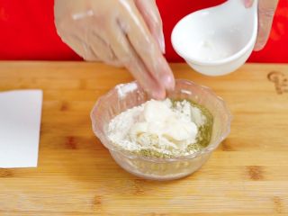 8、抹茶蛋黄酥&紫薯蛋黄酥,酥皮材料混合