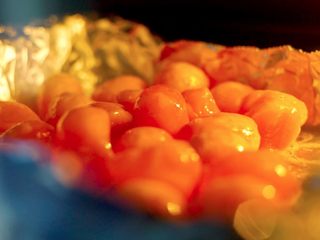 12、抹茶蛋黄酥&紫薯蛋黄酥,放入烤箱150度10分钟