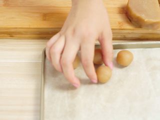 13、抹茶蛋黄酥&紫薯蛋黄酥,莲蓉（或者豆沙）分成18g左右一个的小剂子