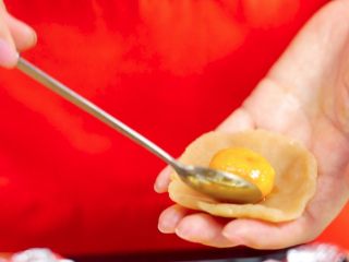 14、抹茶蛋黄酥&紫薯蛋黄酥,包入烤好的蛋黄