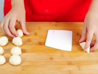 16、抹茶蛋黄酥&紫薯蛋黄酥,醒好的油皮均分成8个小剂子