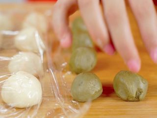 17、抹茶蛋黄酥&紫薯蛋黄酥,油酥也均匀分成8个小剂子