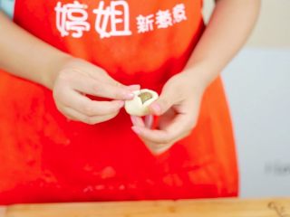 18、抹茶蛋黄酥&紫薯蛋黄酥,用油皮包裹住油酥