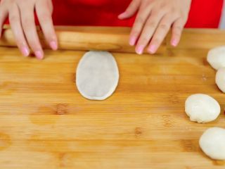 20、抹茶蛋黄酥&紫薯蛋黄酥,将静置好的面团擀成牛舌状