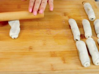 23、抹茶蛋黄酥&紫薯蛋黄酥,再次擀成牛舌状