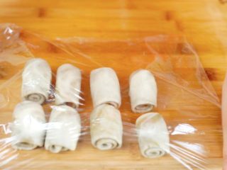 24、抹茶蛋黄酥&紫薯蛋黄酥,卷起静置20分钟