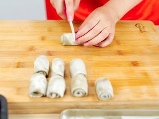 25、抹茶蛋黄酥&紫薯蛋黄酥,用锋利的刀从中间切开