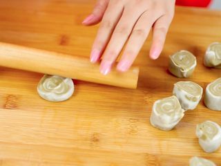 26、抹茶蛋黄酥&紫薯蛋黄酥,将切好的面团擀平